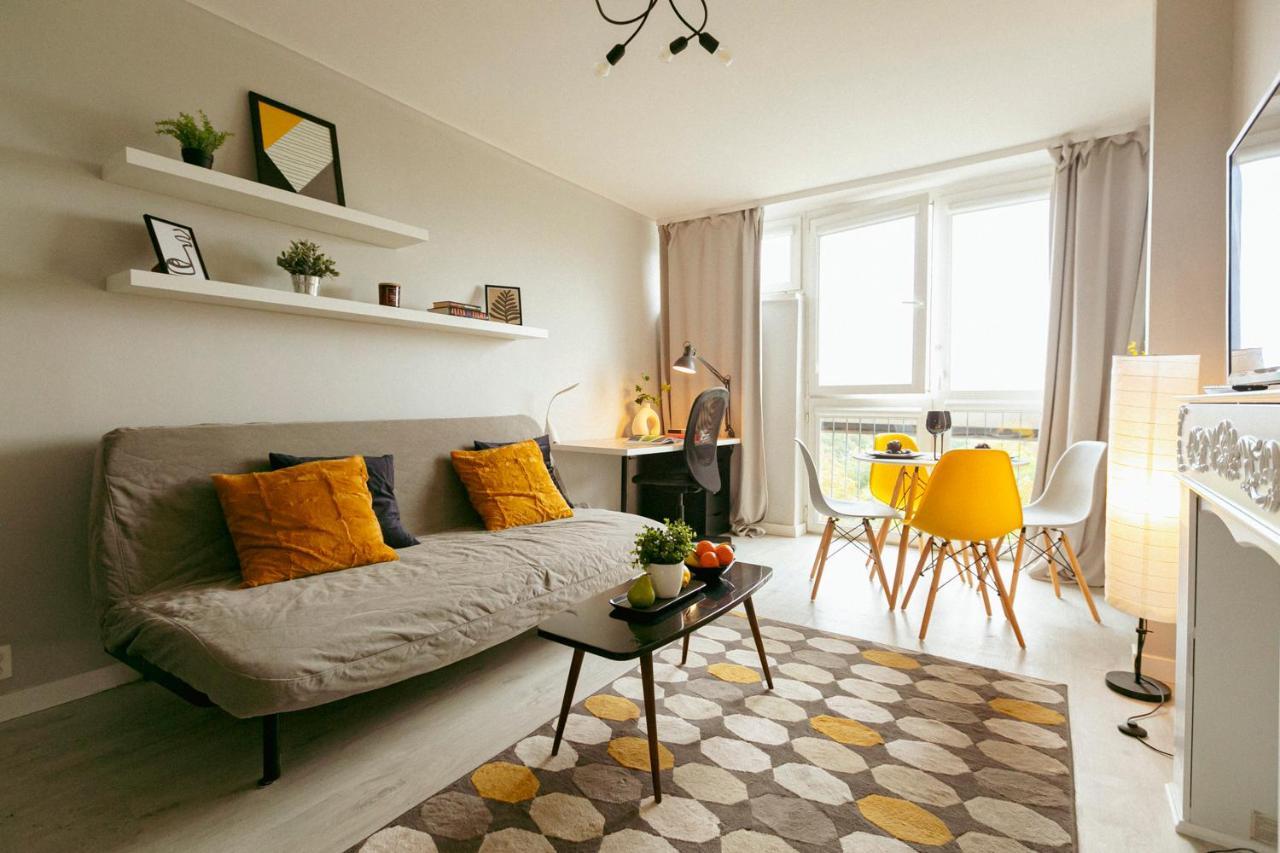 Przechodnia 2 Yellow - Biurko Oraz Wygodny Fotel Do Pracy - Better Rental Варшава Екстер'єр фото