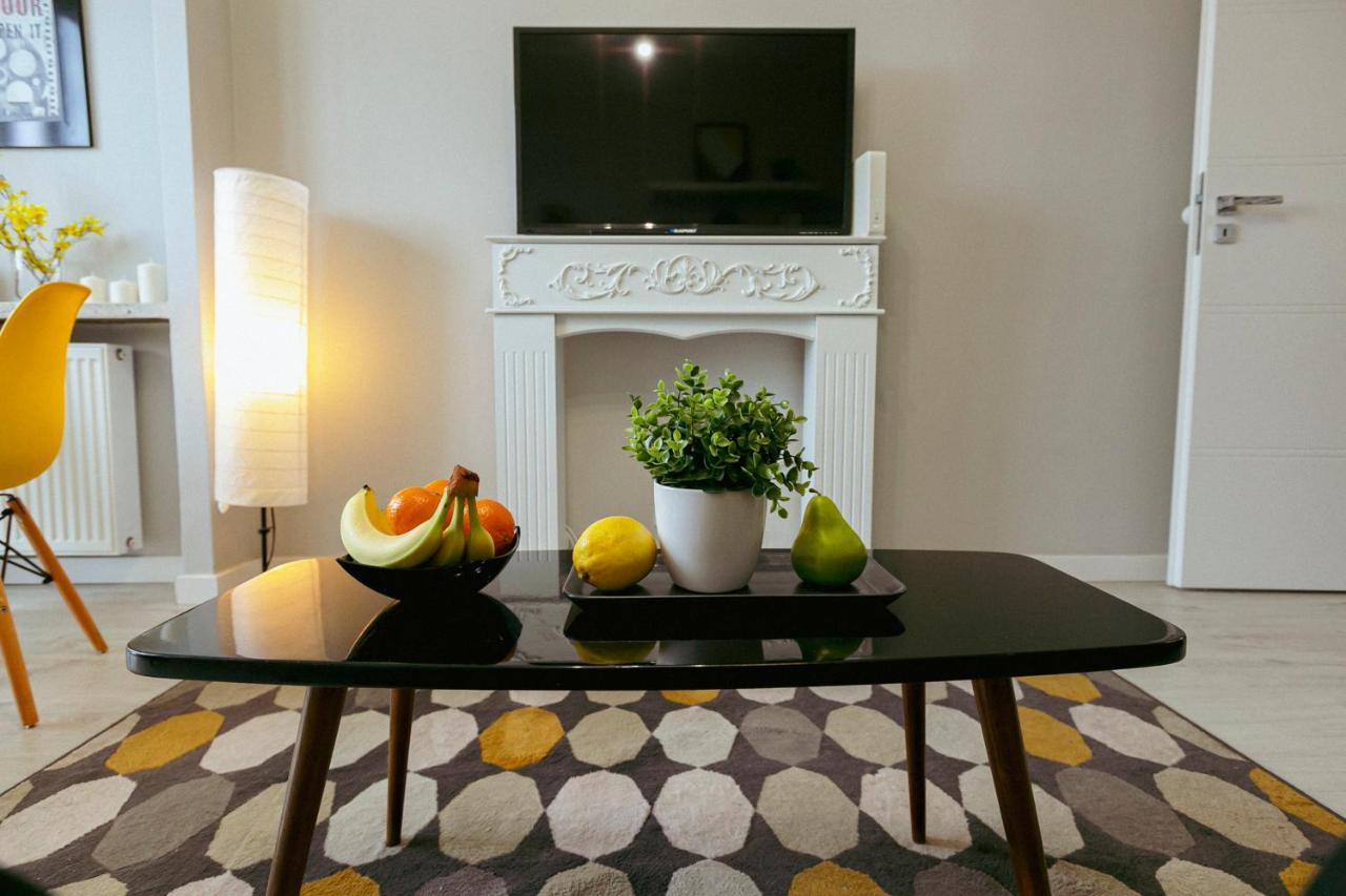 Przechodnia 2 Yellow - Biurko Oraz Wygodny Fotel Do Pracy - Better Rental Варшава Екстер'єр фото