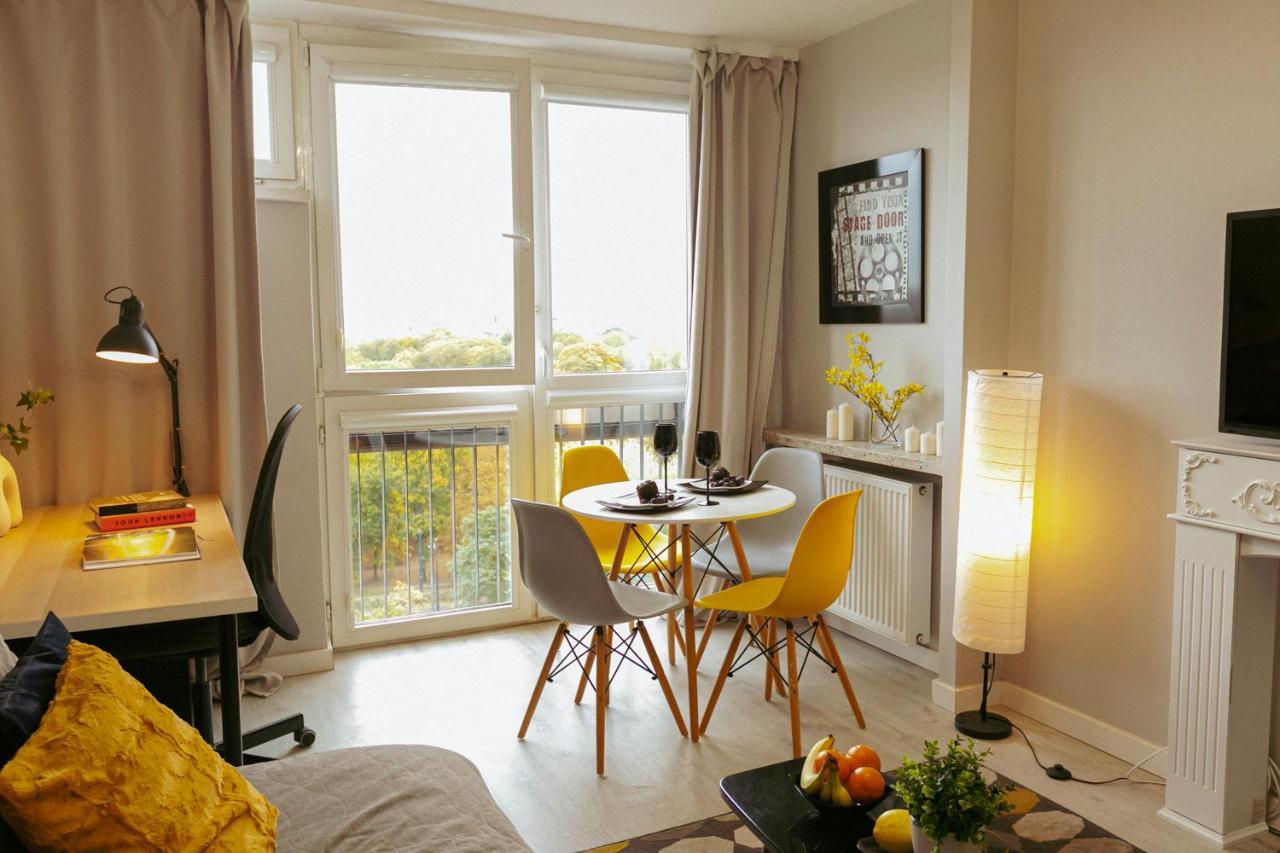 Przechodnia 2 Yellow - Biurko Oraz Wygodny Fotel Do Pracy - Better Rental Варшава Екстер'єр фото